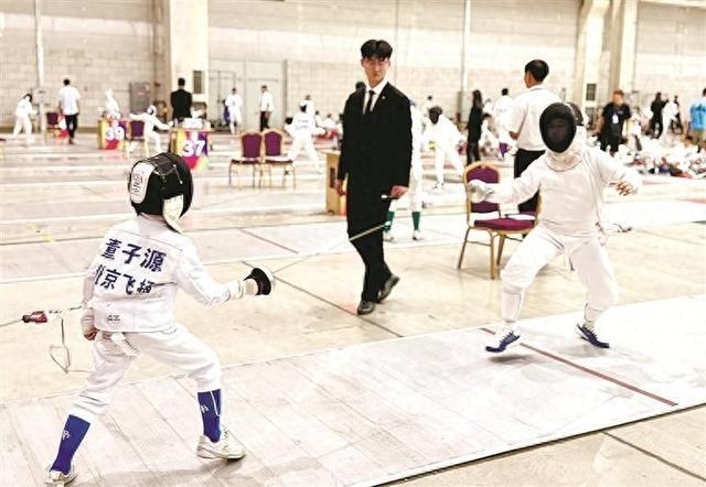 推动击剑运, 大连新闻传, 击剑公开赛